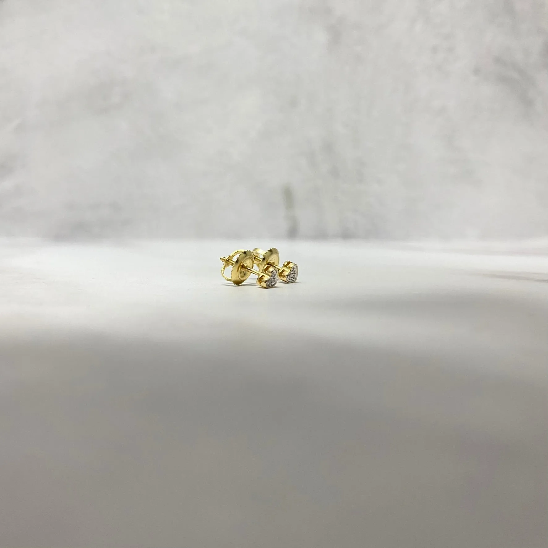 10K Yellow Gold Diamond Heart Stud Earrings Ct Dia / 0.6gr