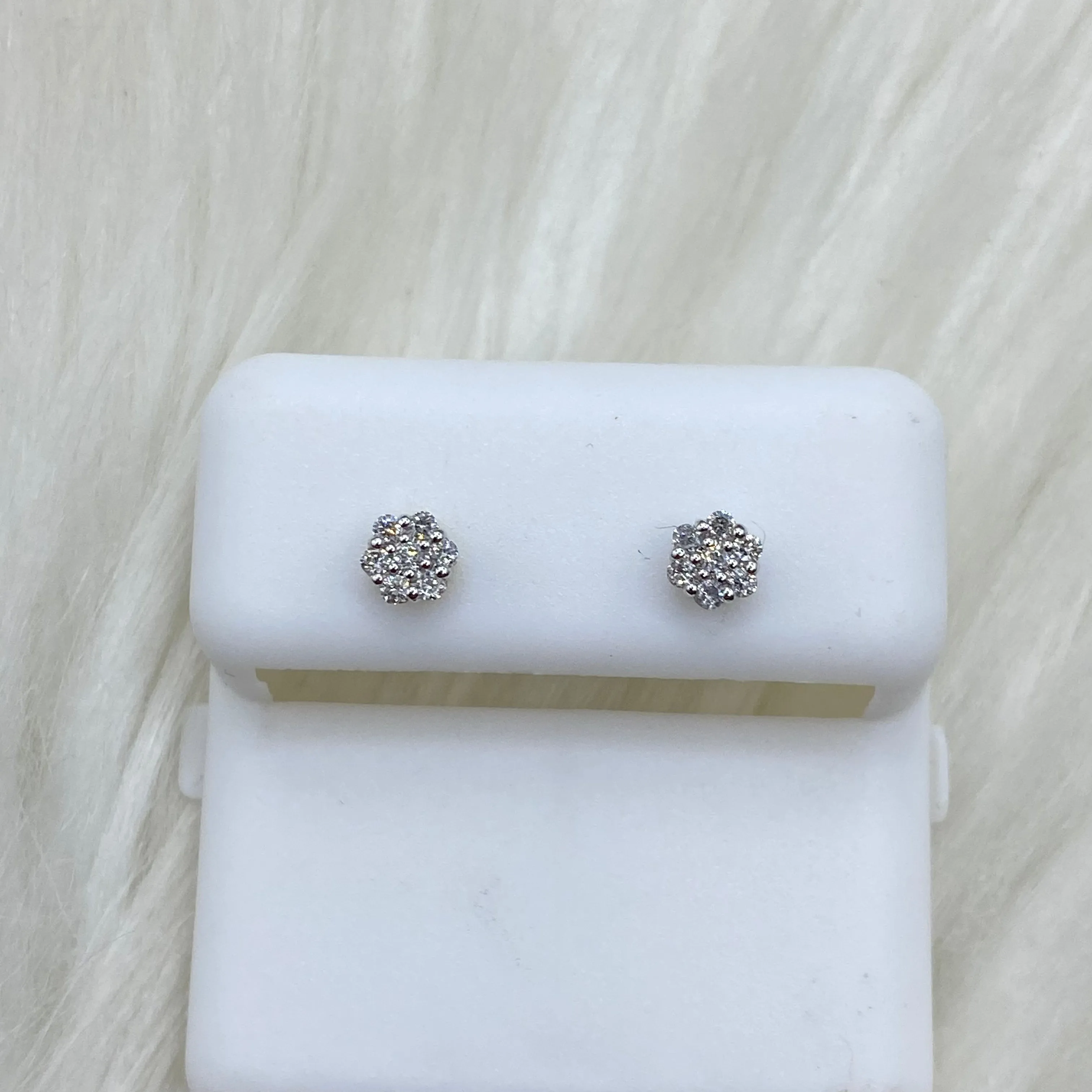 14K White Gold Diamond Flower Stud Earrings 0.20Ct Dia / 0.88gr