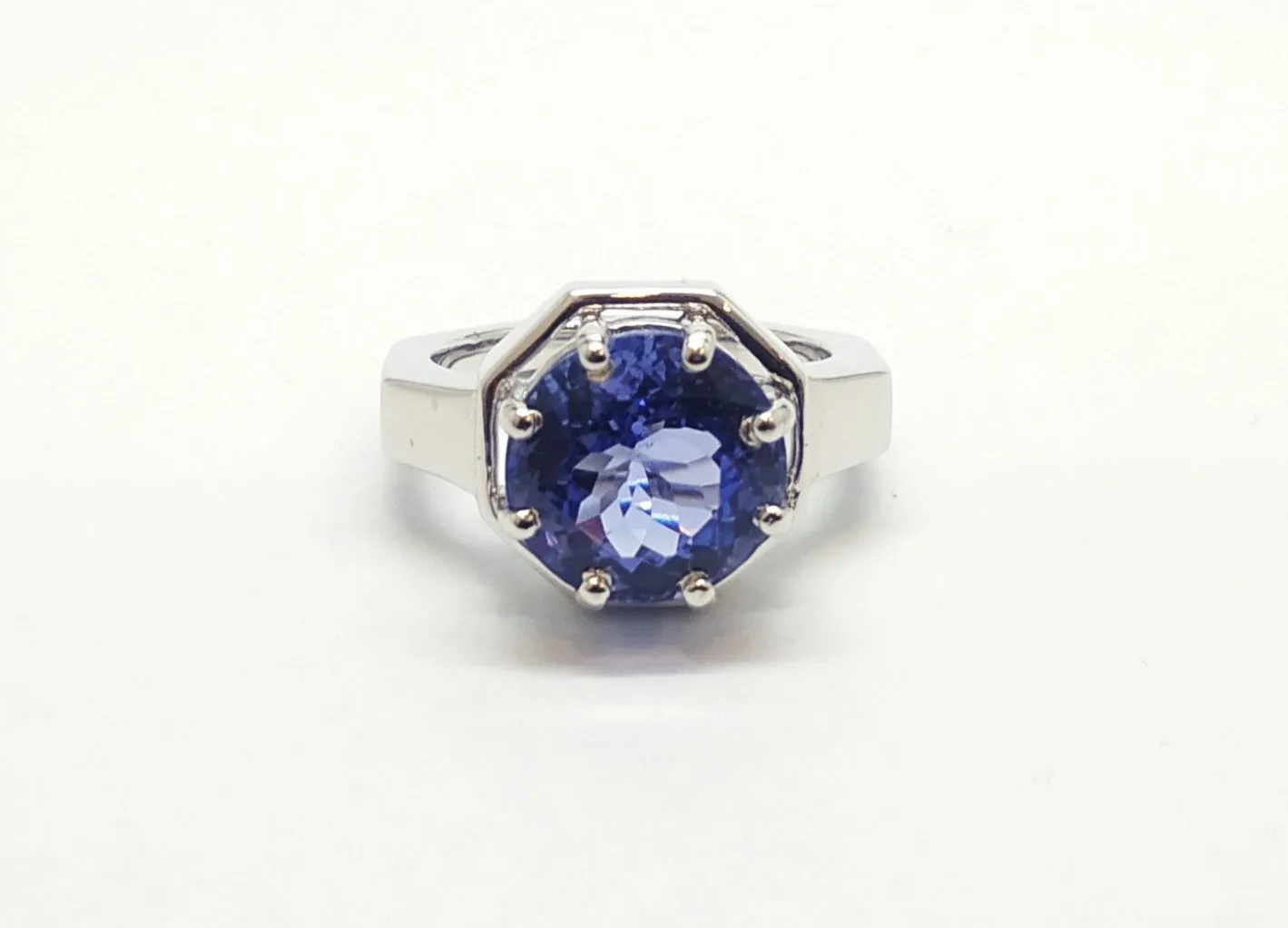 ROUND TANZANITE RING SET IN WHITE GOLD AD NO- 1848