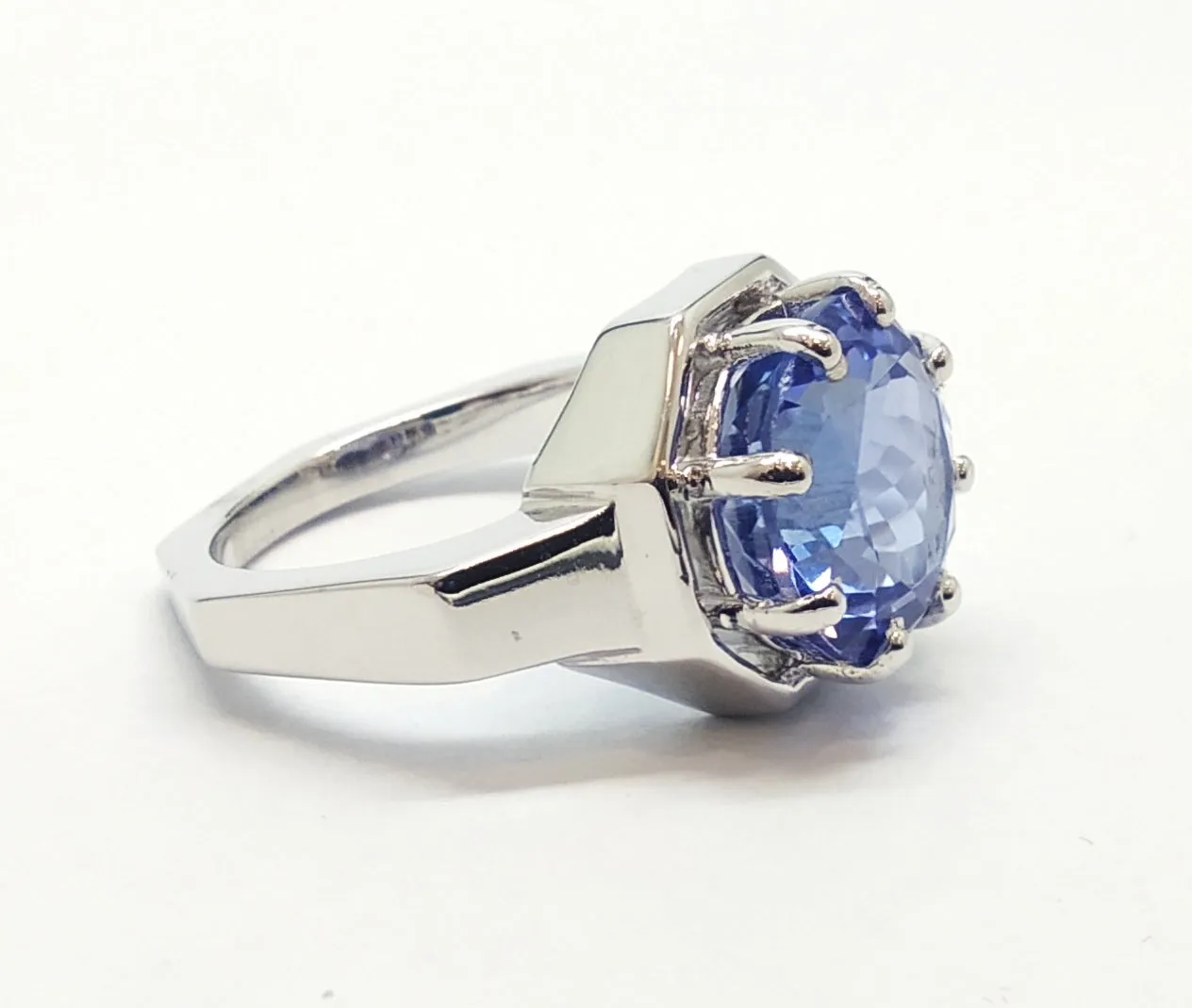 ROUND TANZANITE RING SET IN WHITE GOLD AD NO- 1848